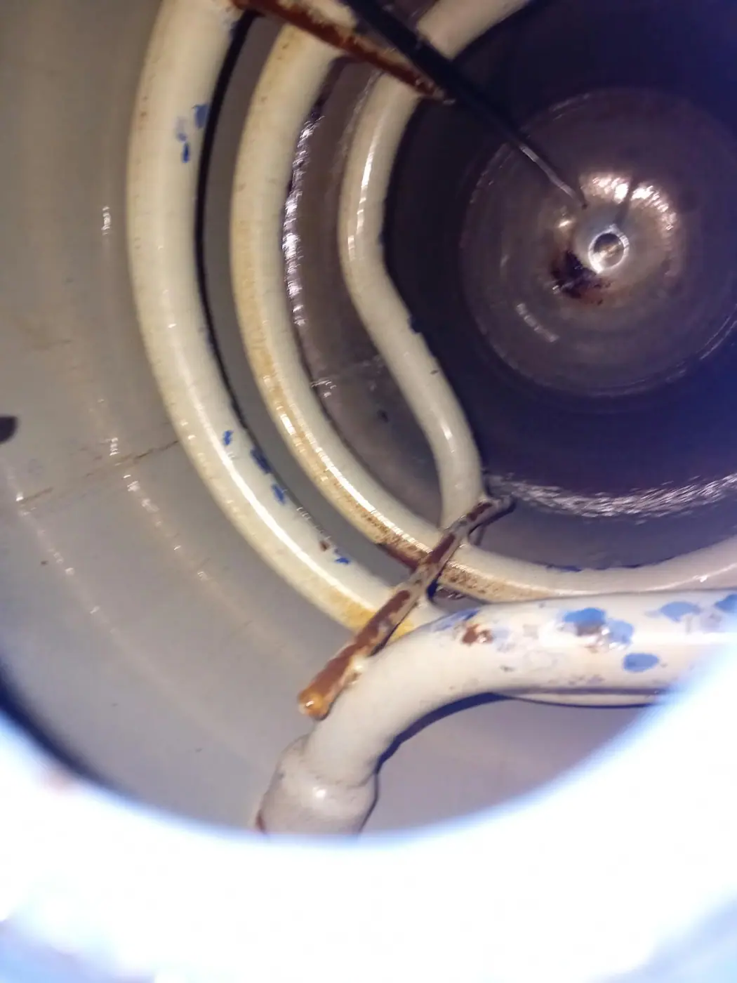 Interiorul unui boiler cu rezistență, văzut de aproape, după curățare