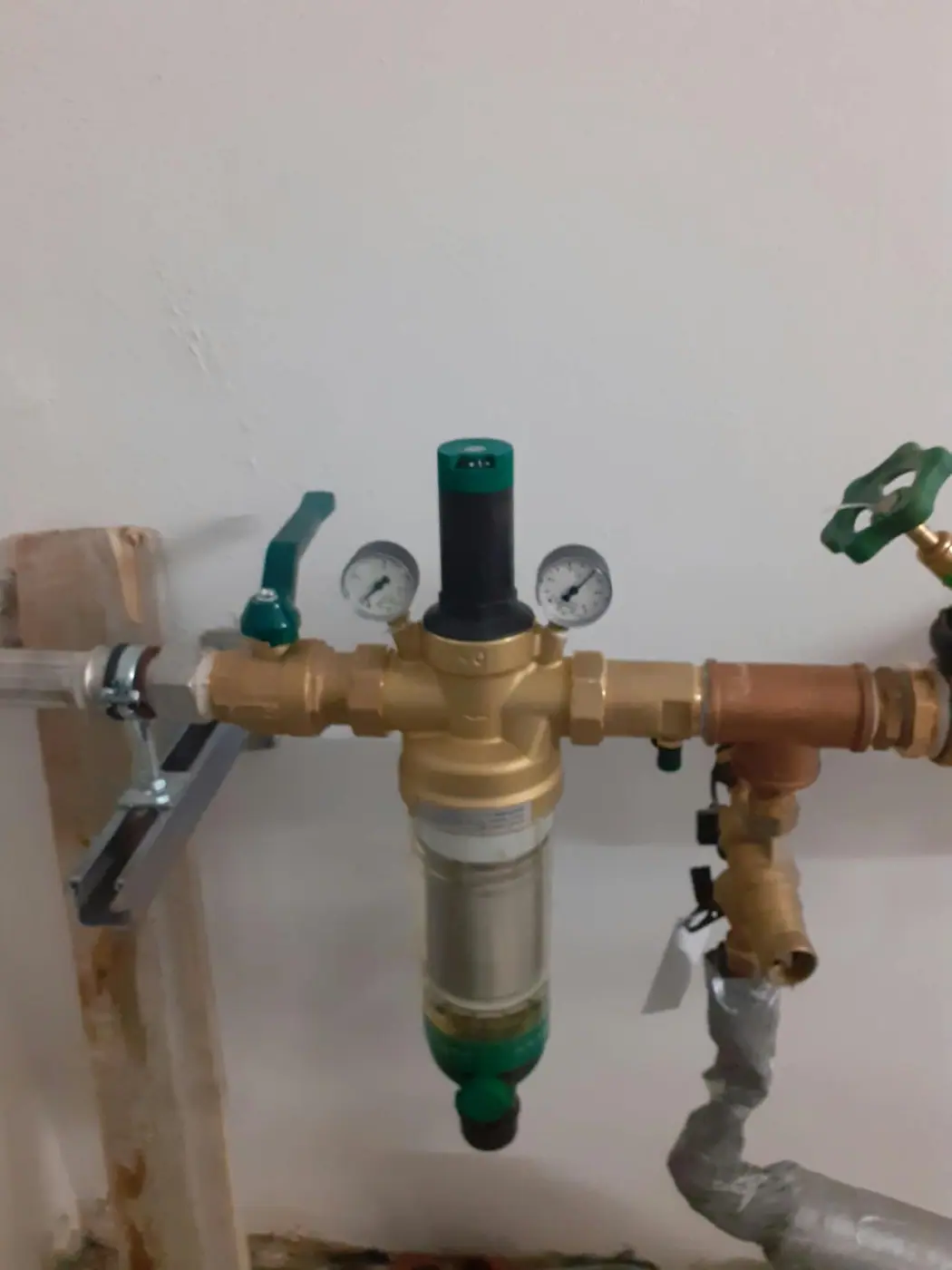 Filtru de apă cu reductor de presiune și manometre, montat pe conducta de apă
