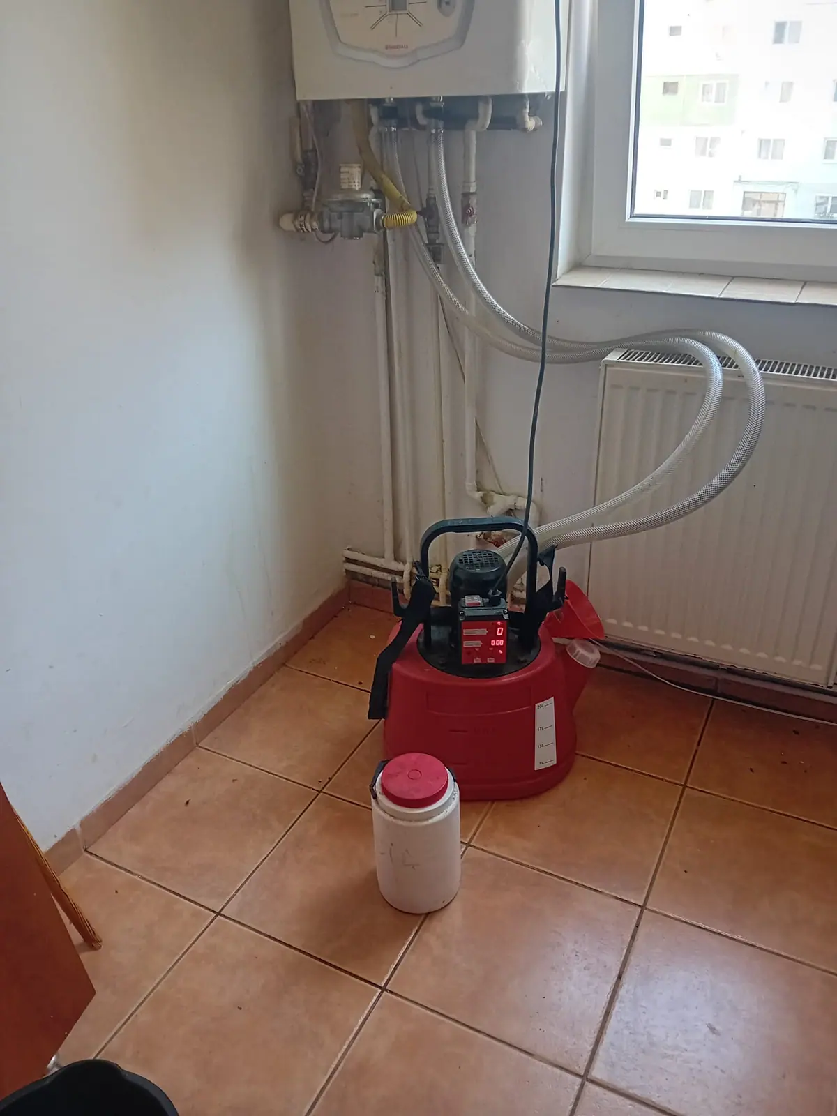 Spălare chimică a unei centrale termice și a caloriferului cu pompă de spălare, în apartament